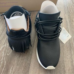Brand new fringe black ESSEutESSE sneakers